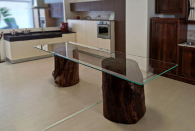 Tavolo in vetro con base in legno